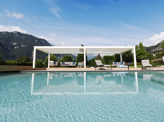 Architettura dell'ombra e landscape design: KE e Piscine Castiglione per una residenza privata in Val Camonica