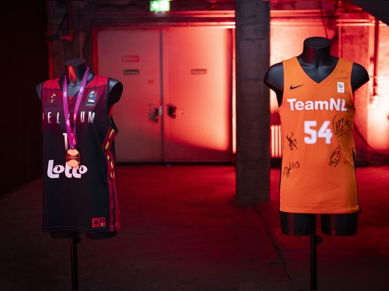 Le maglie del TeamNL e delle Belgian Cats sui manichini BINK