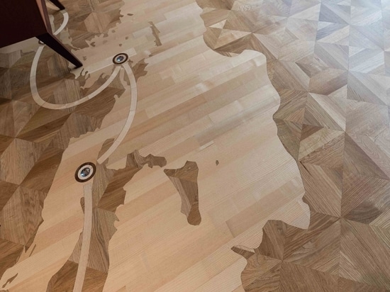 Posa del parquet e vista dall’alto della mappa della Via della Seta