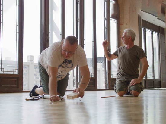 Posatori in azione durante l’installazione del parquet