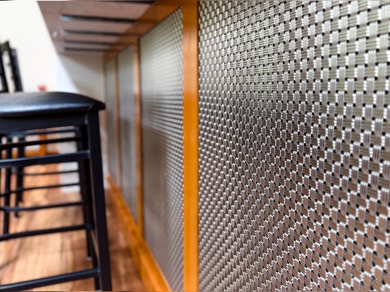Scopri come la rete metallica intrecciata M33-2 di Banker Wire conferisce texture, profondità e raffinatezza a questa ristrutturazione di un bar domestico su misura, creando un punto focale archite...