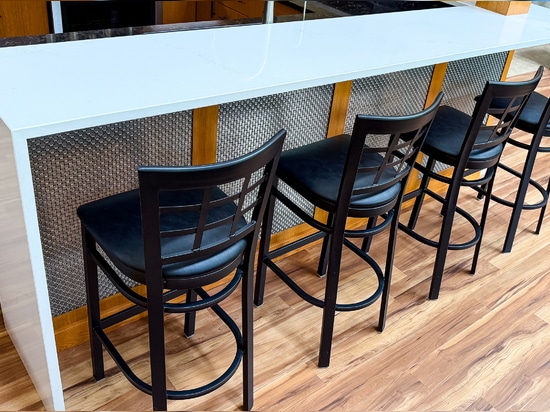 Caratterizzata dalla rete metallica intrecciata M33-2, questa ristrutturazione del bar di casa coniuga un design contemporaneo con una texture ricca e un effetto schermante, creando un’estetica raf...
