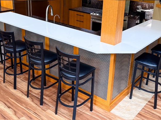 Scopri come la rete metallica intrecciata M33-2 di Banker Wire conferisce texture, profondità e raffinatezza a questa ristrutturazione di un bar domestico su misura, creando un punto focale archite...