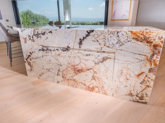 Isola cucina in quarzite Patagonia: una scultura di design contemporaneo