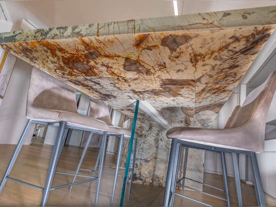 Isola cucina in quarzite Patagonia: una scultura di design contemporaneo