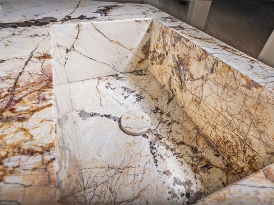 Isola cucina in quarzite Patagonia: una scultura di design contemporaneo