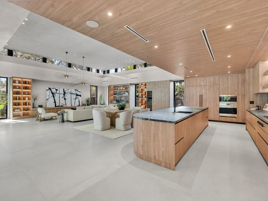Prima Ecru veste una villa in Florida