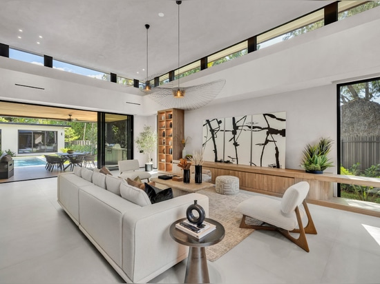 Prima Ecru veste una villa in Florida