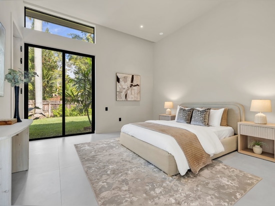 Prima Ecru veste una villa in Florida
