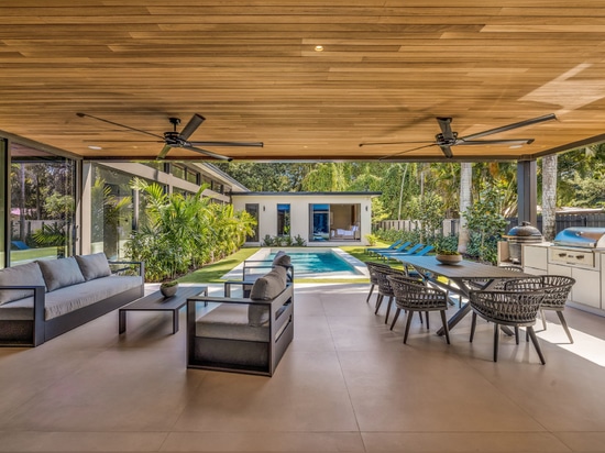 Prima Ecru veste una villa in Florida