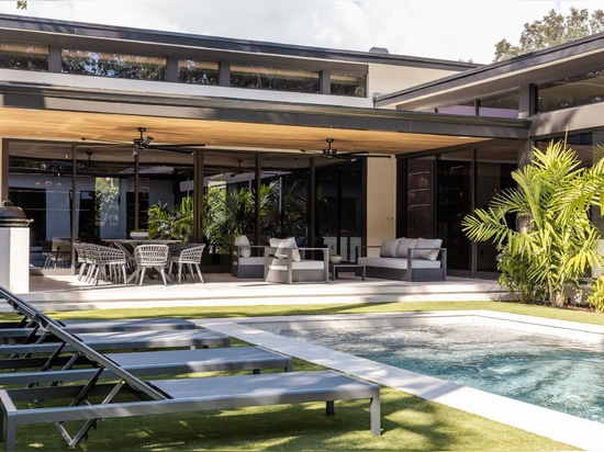 Prima Ecru veste una villa in Florida