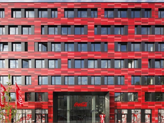 Coca-cola? il HQ rosso luminoso di s Berlino è realmente abbastanza verde, grazie al disegno economizzatore d'energia