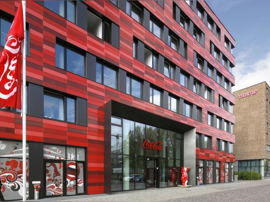 Coca-cola? il HQ rosso luminoso di s Berlino è realmente abbastanza verde, grazie al disegno economizzatore d'energia