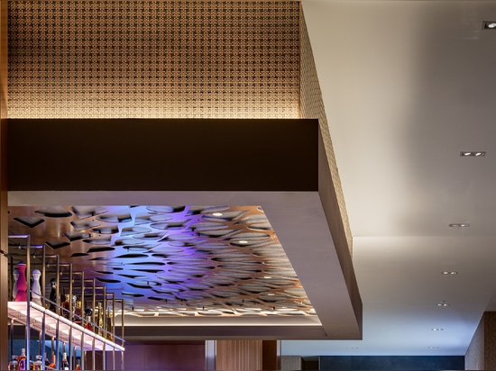 M33-5 con finitura in rame anticato placcato, utilizzato come rivestimento del soffitto sopra il bancone del bar del Jamul Casino