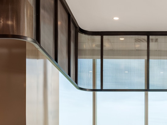 Rete metallica decorativa S-32 con finitura in nichel anticato placcato, utilizzata come elemento decorativo a traliccio sul soffitto del Jamul Casino