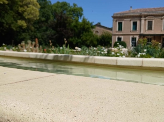Nuova cornice in cemento per una fontana pubblica