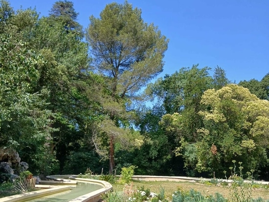 Nuova cornice in cemento per una fontana pubblica
