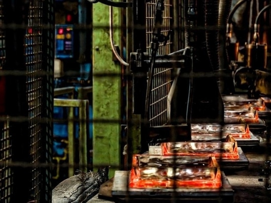 La produzione di un blocco di vetro