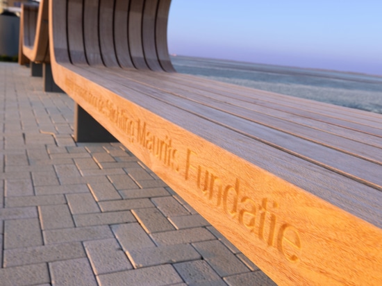 Una panchina su misura lunga 10 metri si fonde con il paesaggio di Delfzijl