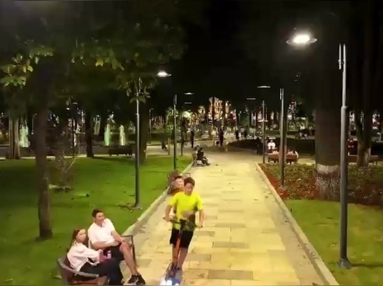 225 pali d'illuminazione e 90 cestini su misura per il parco centrale di Kutaisi, Georgia