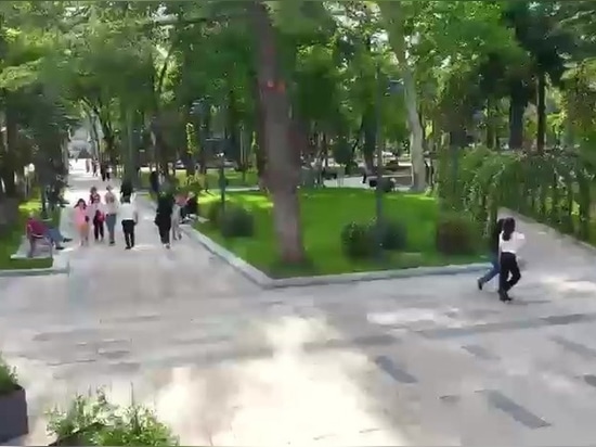 225 pali d'illuminazione e 90 cestini su misura per il parco centrale di Kutaisi, Georgia