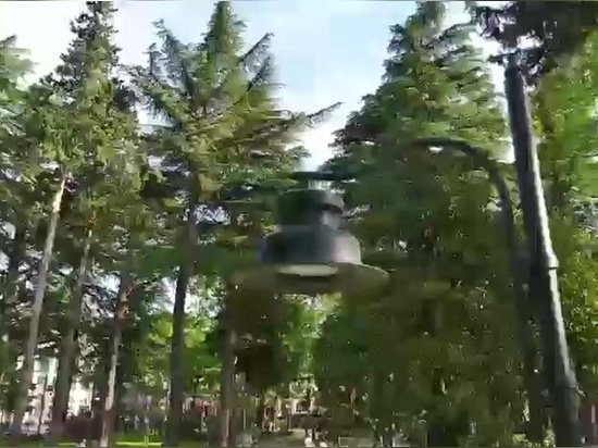 225 pali d'illuminazione e 90 cestini su misura per il parco centrale di Kutaisi, Georgia