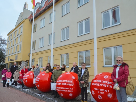 Decorazioni natalizie ricche di significato: palline XXL con un messaggio