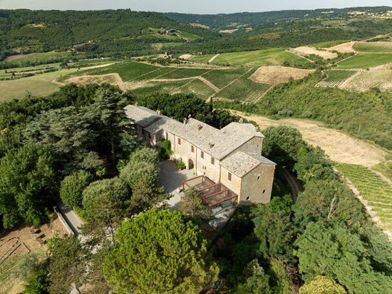 Armonie di territorio e luce: il progetto KE tra vigne e uliveti delle colline umbre