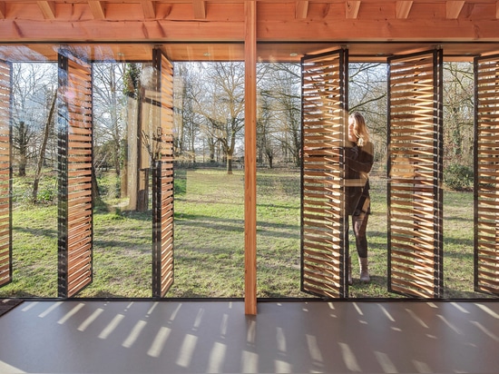 ROEL VAN NOREL &amp; COTTAGE DI DISEGNO SHUTTER-CLAD DI ZECC ARCHITECTEN